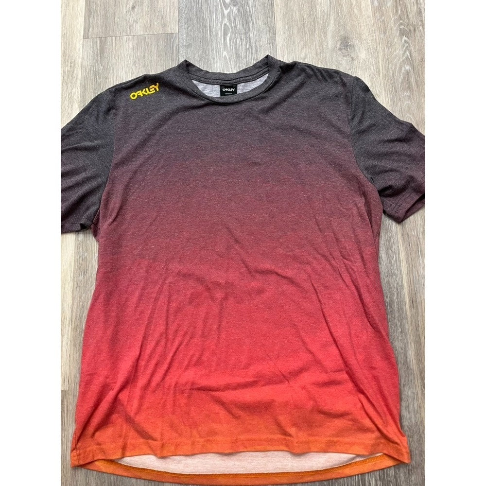 Vtg Rare Y2K Oakley Iridium Fade T Shirt Red/Black Fade Sz M - Picture 1 of 3